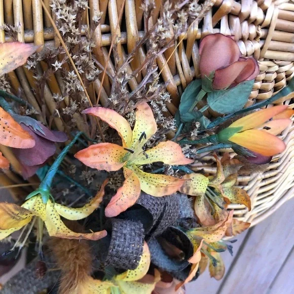 Vtg Woven Decor with Faux Florals - Picture 6 of 13